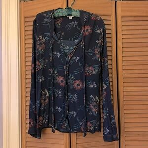 Splendid l/s blouse with tie and button cuffs. M. Navy w/ floral pattern.